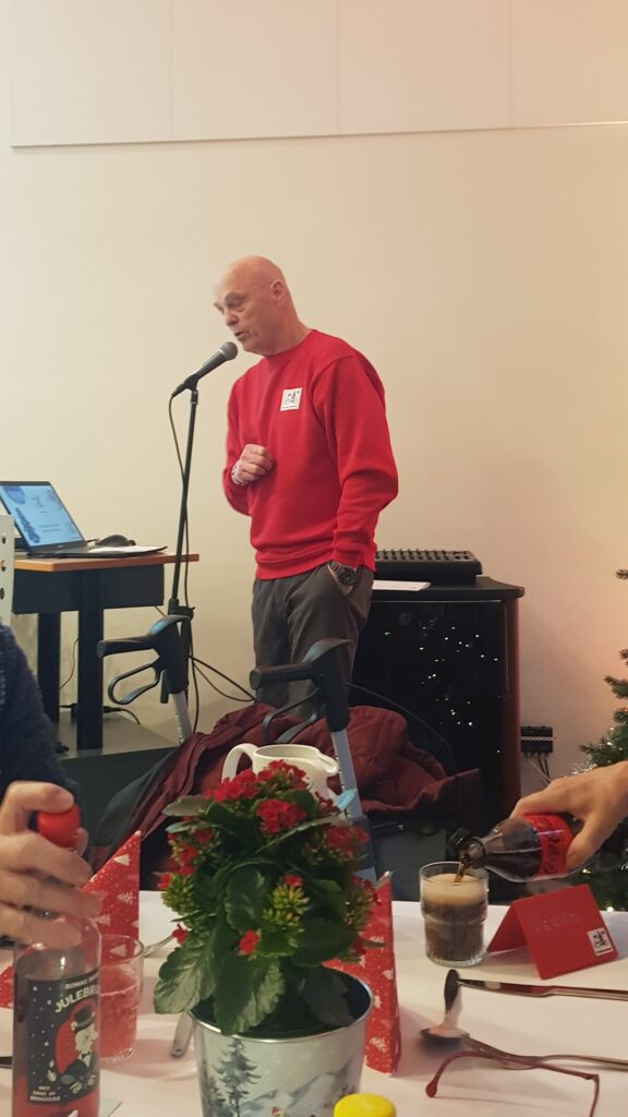 Det ble en svært vellykket julearrangement i dag på Menstad bydelshus💫🎄 Rundt 40 eldre aleneboende meldte seg på av de inviterte og det ble servert juletallerken med riskrem som smakte godt i hyggelig lag. I tillegg også for 12 sykkelpiloter som hentet og brakte de inviterte trygt hjem igjen. Johs åpnet med å ønske velkommen og viste et utklipp med bilder fra turer i året som har gått. Roger Jensen fremførte trillende toner på munnspill og flere stemte i med allsang🎶🙂 Alle var skjønt enig at dette var storveis og en svært hyggelig julemiddag🤗🎄💫 eder ønsker velkommen.